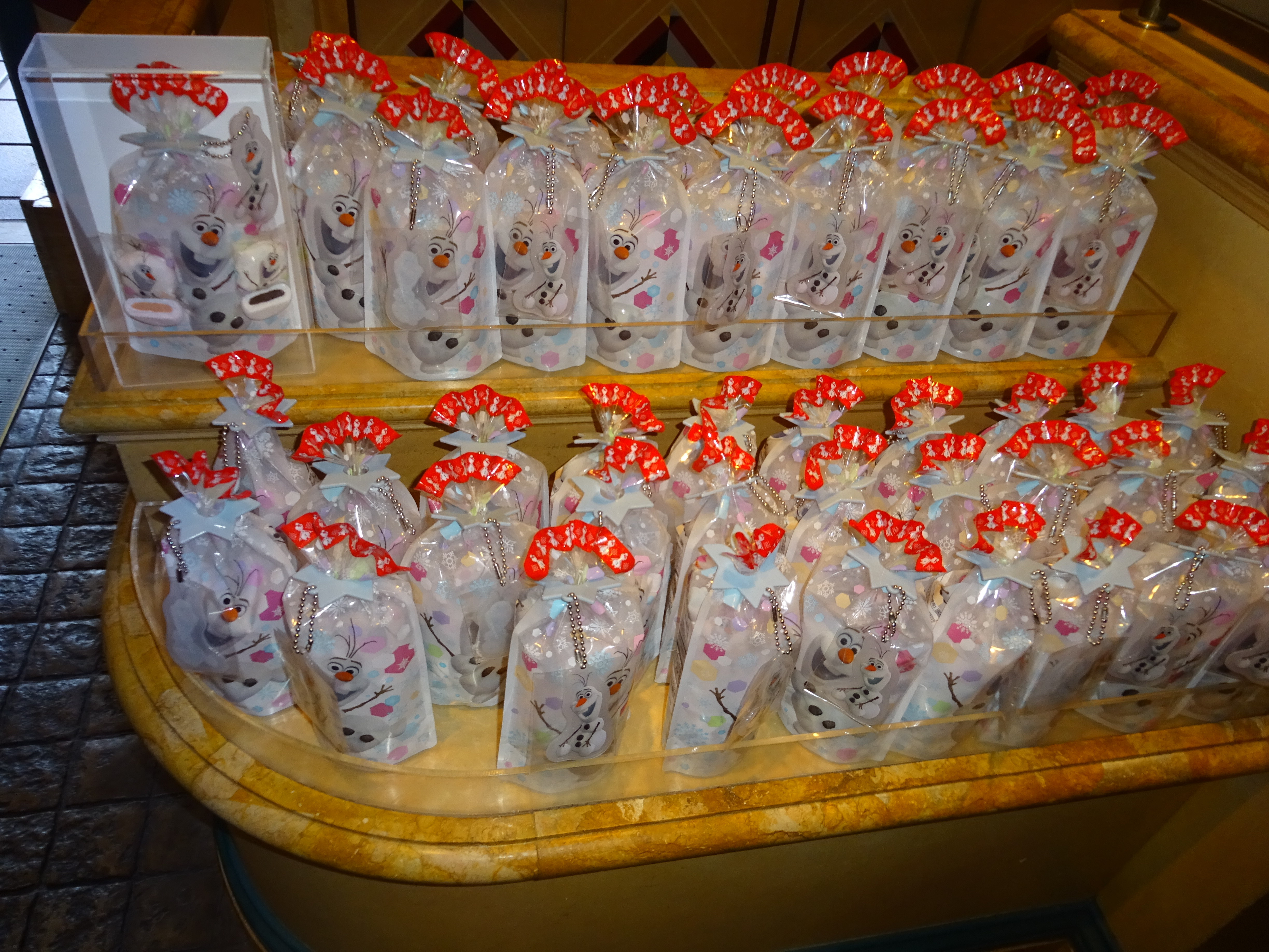 ディズニリゾート2015 ランドとシーでお土産で買いたいお菓子のご紹介 人気のディズニープリンセス アリエル モチーフのお菓子もご紹介しております Woocディズニーイベント グッズ情報ブログ